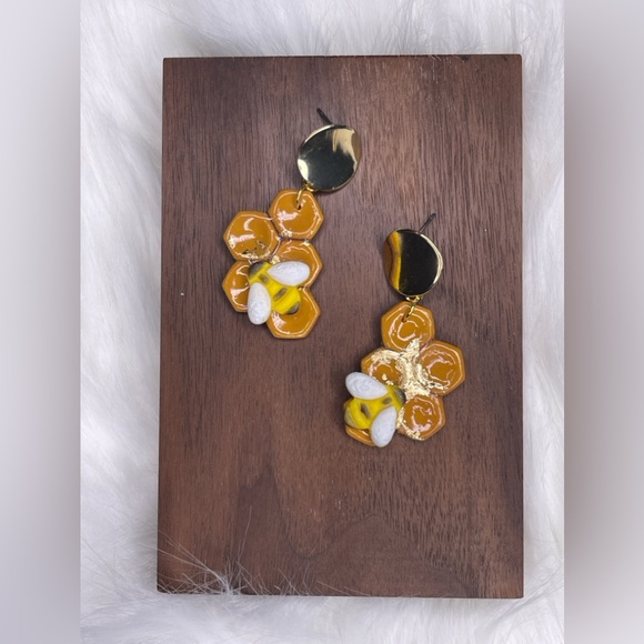 Honey Comb & Bee Dangle Earrings w/Gift box - Picture 2 of 4